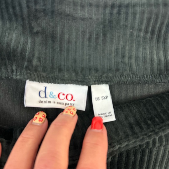Denim & Co. Black Pull In Velvet Corduroy Pant with Pockets 5X Petite - Picture 5 of 9